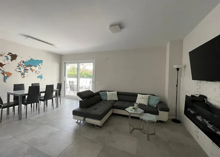 Centre With Terrace And Pool Marbella